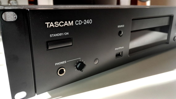 Tascam CD-240 front